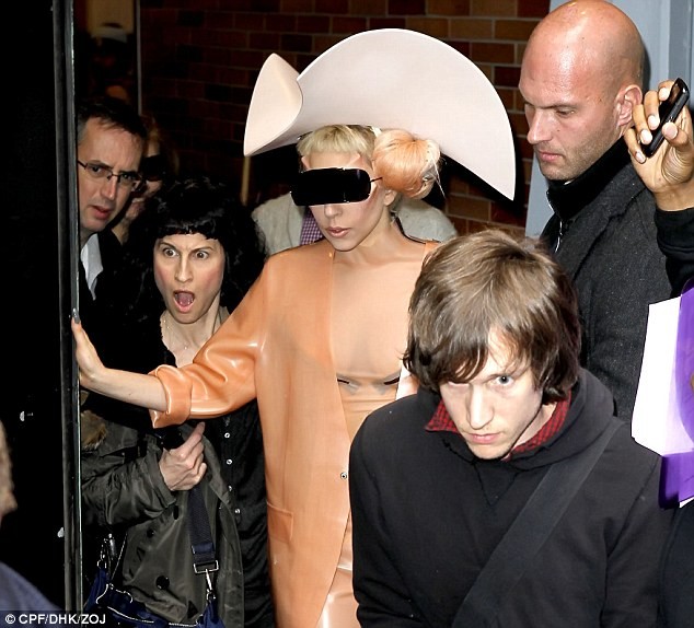 Jennifer O'Neill (góc trái) trong thời gian "phục tùng" bên cạnh Lady Gaga.